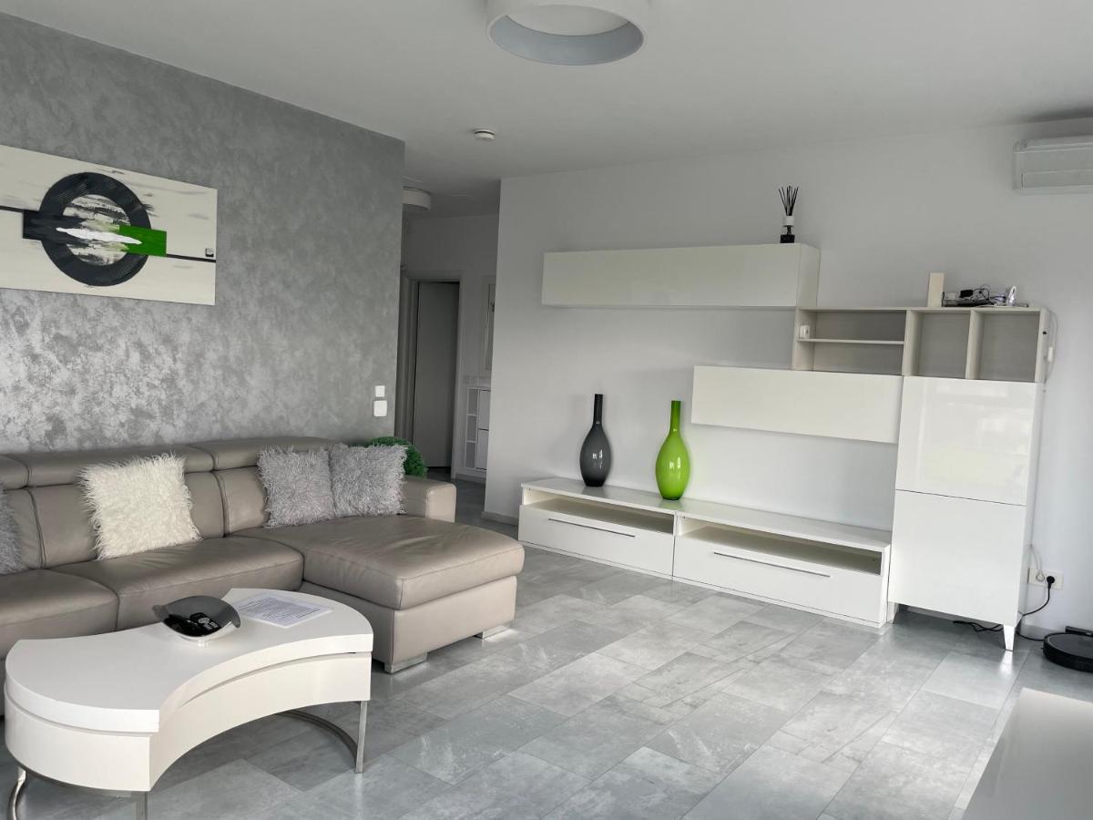 Luxury Westpark 2 Residence With Lake View Bucharest Exterior photo